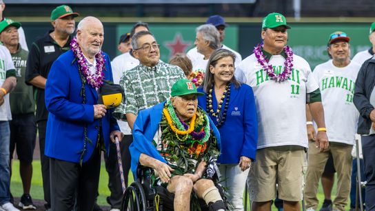 Former Wichita State head coach Gene Stephenson (left) and Hawai’i left-handed pitcher Derek Tatsuno (right) presented coach Les Murakami with his blue blazer. 