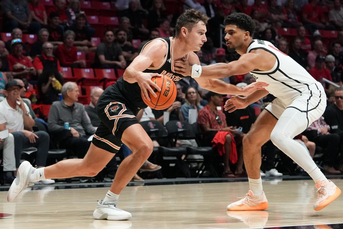 Idaho State forward Connor Hollenbeck (10) dribbles the ball up the court during an NCAA basketball game against SDSU, Sunday November 09, 2025 in San Diego, California. Idaho State forward Connor Hollenbeck (10) dribbles the ball up the court during an NCAA basketball game against SDSU, Sunday November 09, 2025 in San Diego, California.