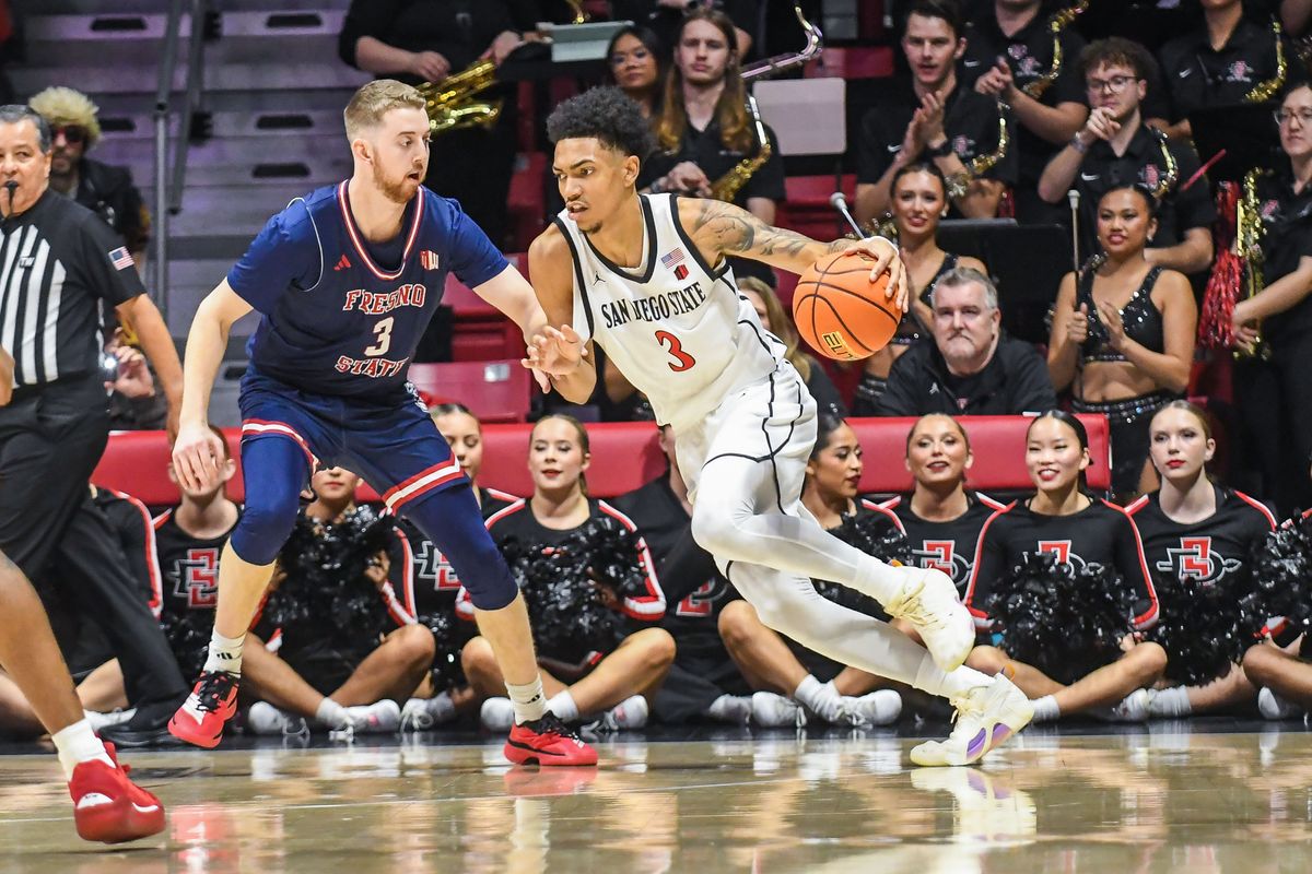 SDSU Miles Byrd (21) drives to the basket during an NCAA men’s basketball game against Fresno State. Saturday January 10, 2026 in San Diego, California. SDSU Miles Byrd (21) drives to the basket during an NCAA men’s basketball game against Fresno State. Saturday January 10, 2026 in San Diego, California.