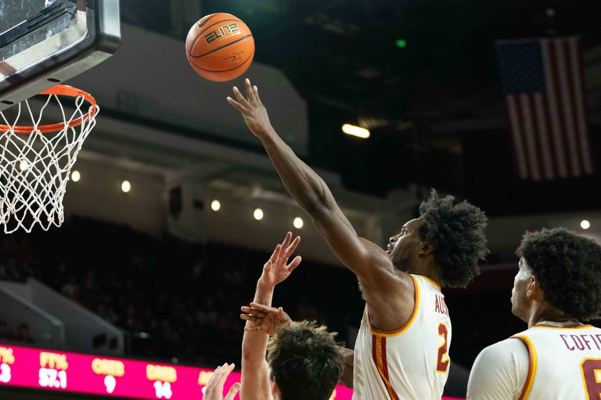 USC forward Ezra Ausar (2) shoot the ball during a Big 10 basketball game against Illinois, on Wednesday,February 18th, 2026 in Los Angeles, California
