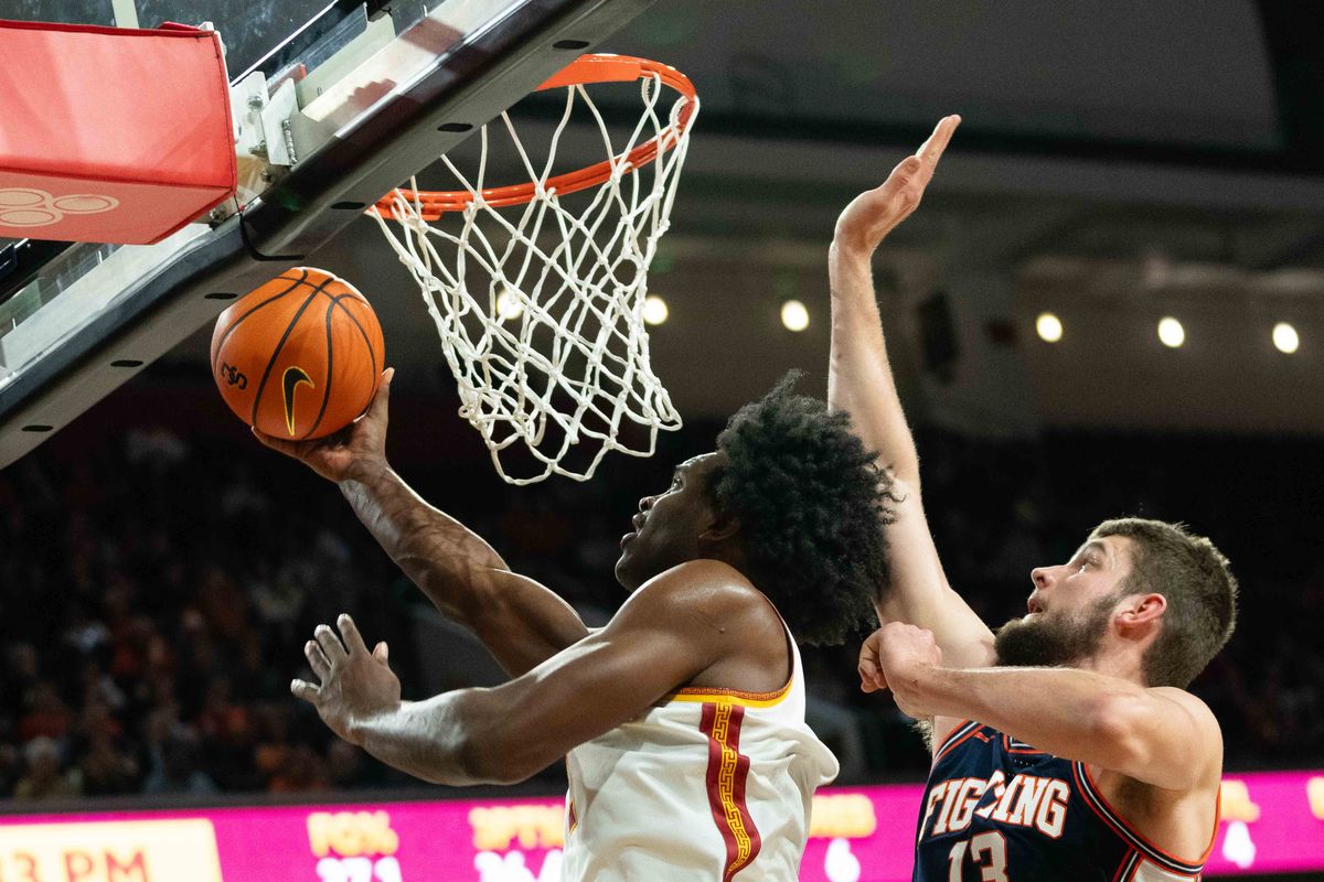 USC forward Ezra Ausar (2) takes a lay-up during a Big 10 basketball game against Illinois, on Wednesday,February 18th, 2026 in Los Angeles, California
