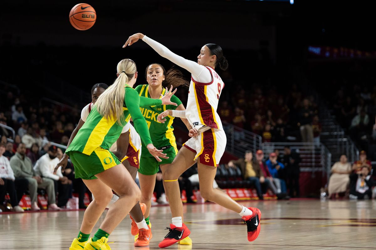 USC Trojans Guard Jazzy Davidson (9) throws a cross court pass during a women's college basketball game against the Oregon Ducks, Tuesday January 6th, 2026 at Galen Center in Los Angeles, Calif. USC Trojans Guard Jazzy Davidson (9) throws a cross court pass during a women's college basketball game against the Oregon Ducks, Tuesday January 6th, 2026 at Galen Center in Los Angeles, Calif.