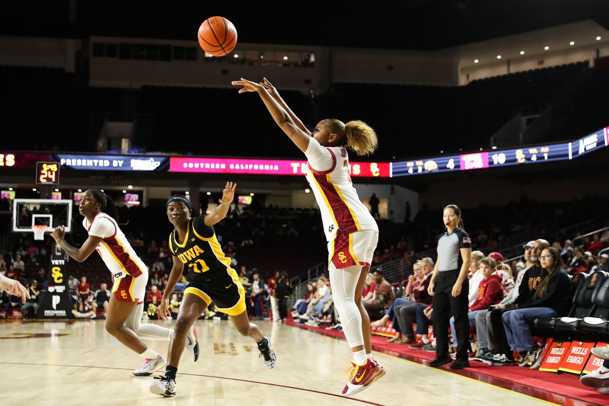 USC guard Londynn Jones (3) shoots a jump shot during an NCAA basketball game against the Iowa Hawkeyes on January 29, 2026 in Los Angeles, CA. USC guard Londynn Jones (3) shoots a jump shot during an NCAA basketball game against the Iowa Hawkeyes on January 29, 2026 in Los Angeles, CA.