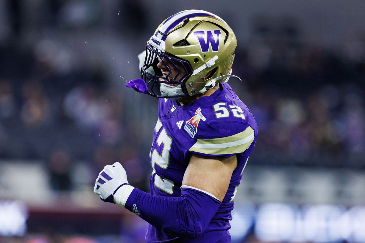 Washington Huskies EDGE Devin Hyde (52) celebrates after a tackle during the LA Bowl against the Boise State Broncos on December 13, 2025 in Los Angeles, California. Washington Huskies EDGE Devin Hyde (52) celebrates after a tackle during the LA Bowl against the Boise State Broncos on December 13, 2025 in Los Angeles, California.