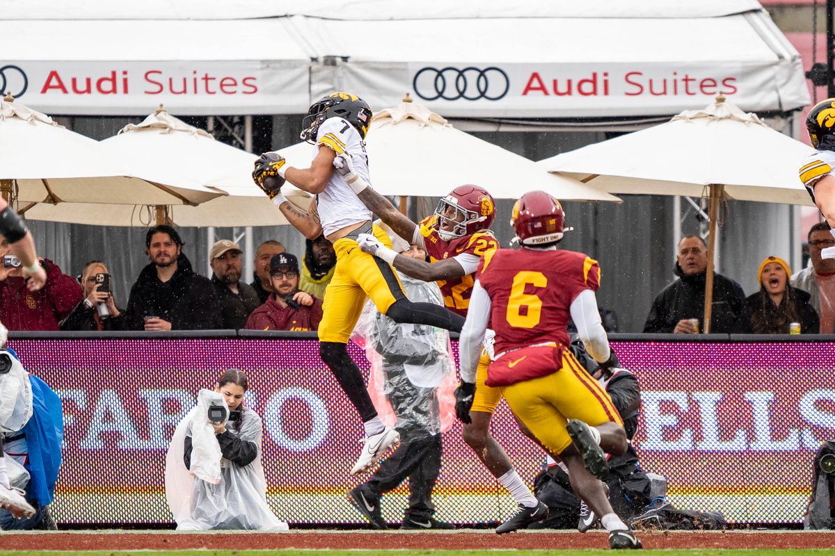Iowa Hawkeyes wide receiver, Dayton Howard (7) makes a leaping catch for a touchdown during an NCAAF football game against the USC Trojans on November 15, 2025 in Los Angeles, CA. Iowa Hawkeyes wide receiver, Dayton Howard (7) makes a leaping catch for a touchdown during an NCAAF football game against the USC Trojans on November 15, 2025 in Los Angeles, CA.