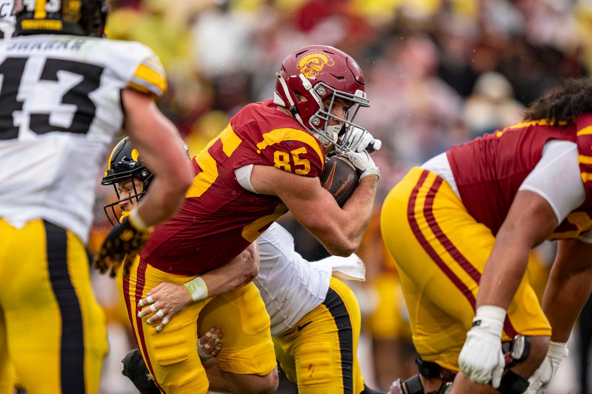 USC Trojans tight end, Walker Lyons (85) leans forward for extra yards during an NCAAF football game against the Iowa Hawkeyes on November 15, 2025 in Los Angeles, CA. USC Trojans tight end, Walker Lyons (85) leans forward for extra yards during an NCAAF football game against the Iowa Hawkeyes on November 15, 2025 in Los Angeles, CA.