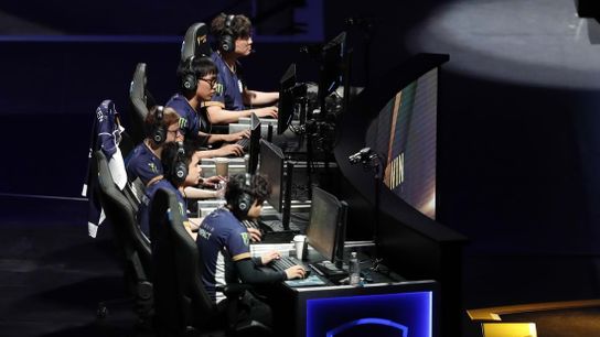 Rogue, Royal Never Give Up remain unbeaten at World group stage (Esports)