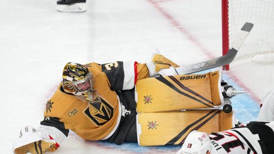 Logan Thompson blanks Blackhawks as Knights open 2-0 (NHL)