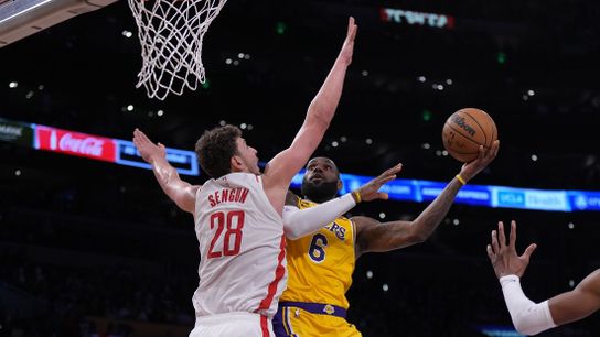 Lakers beat Rockets in close game as LeBron scores 48 (NBA)