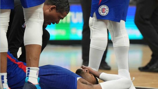 Clippers' Paul George exits with apparent knee injury (NBA)