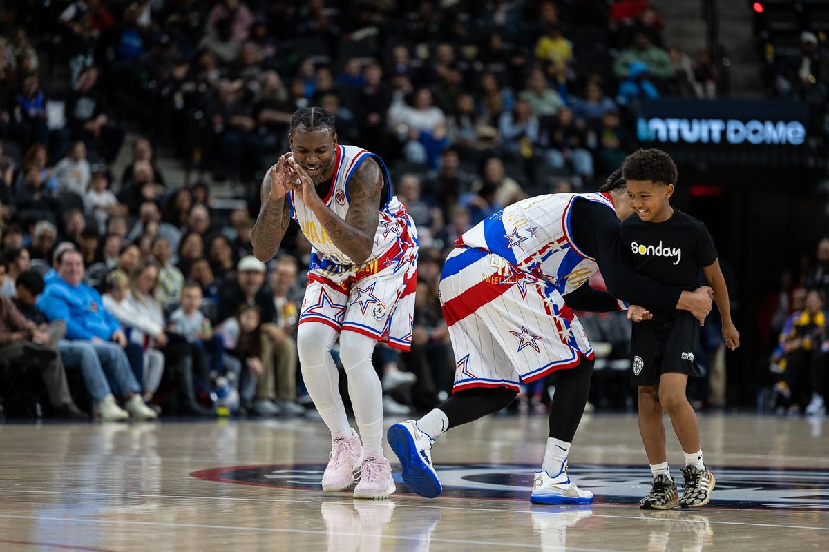 Harlem Globetrotters forward Spider Sharpless (42) celebrates during a Harlem Globetrotter basketball game against The Washington Generals, Friday February 20, 2026 in Los Angeles.