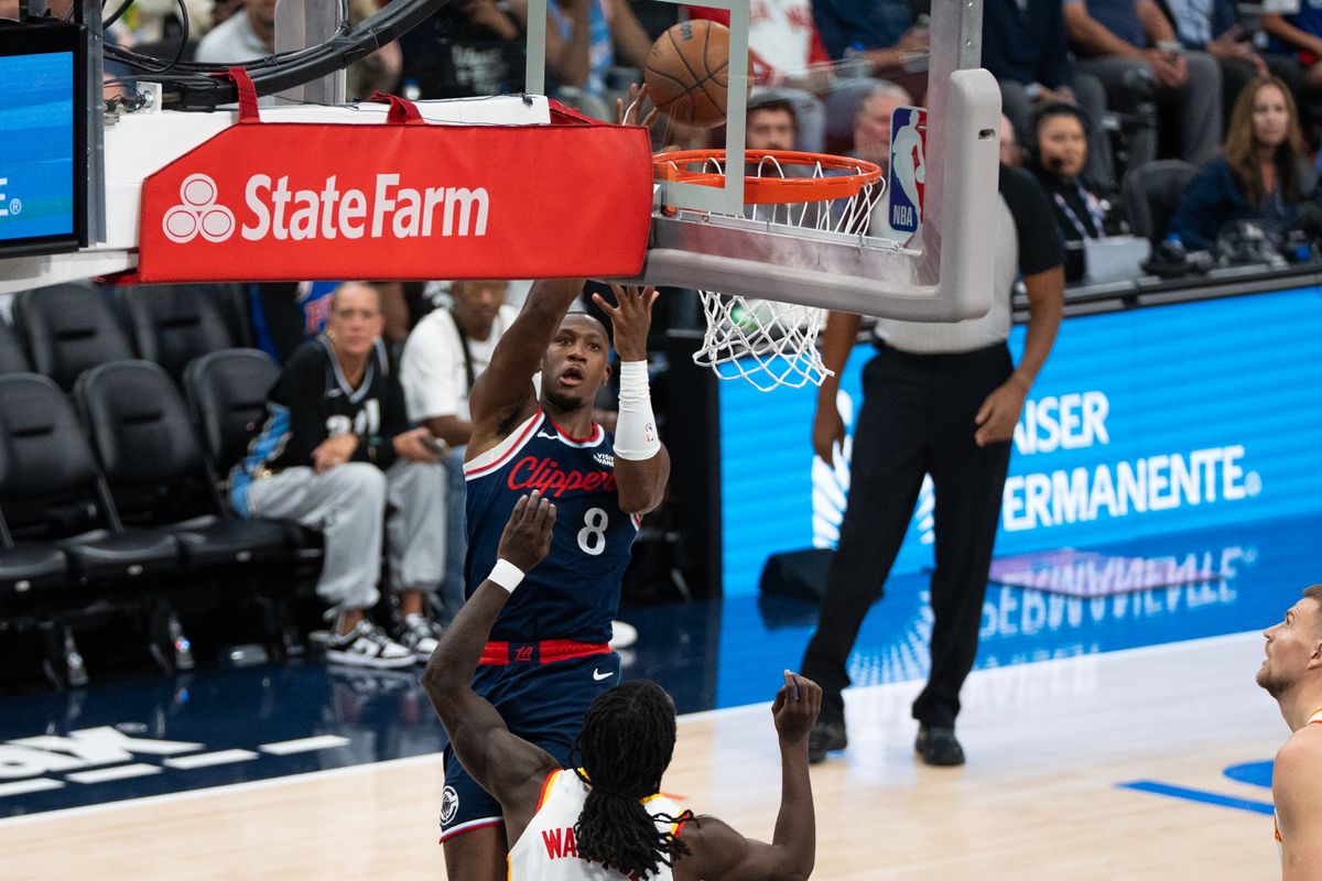 Los Angeles Clippers Guard Kris Dunn (8) attacks the paint and shoots a floater at an NBA basketball game against the Atlanta Hawks, Monday November 10th, 2025 in Inglewood, California. Los Angeles Clippers Guard Kris Dunn (8) attacks the paint and shoots a floater at an NBA basketball game against the Atlanta Hawks, Monday November 10th, 2025 in Inglewood, California.
