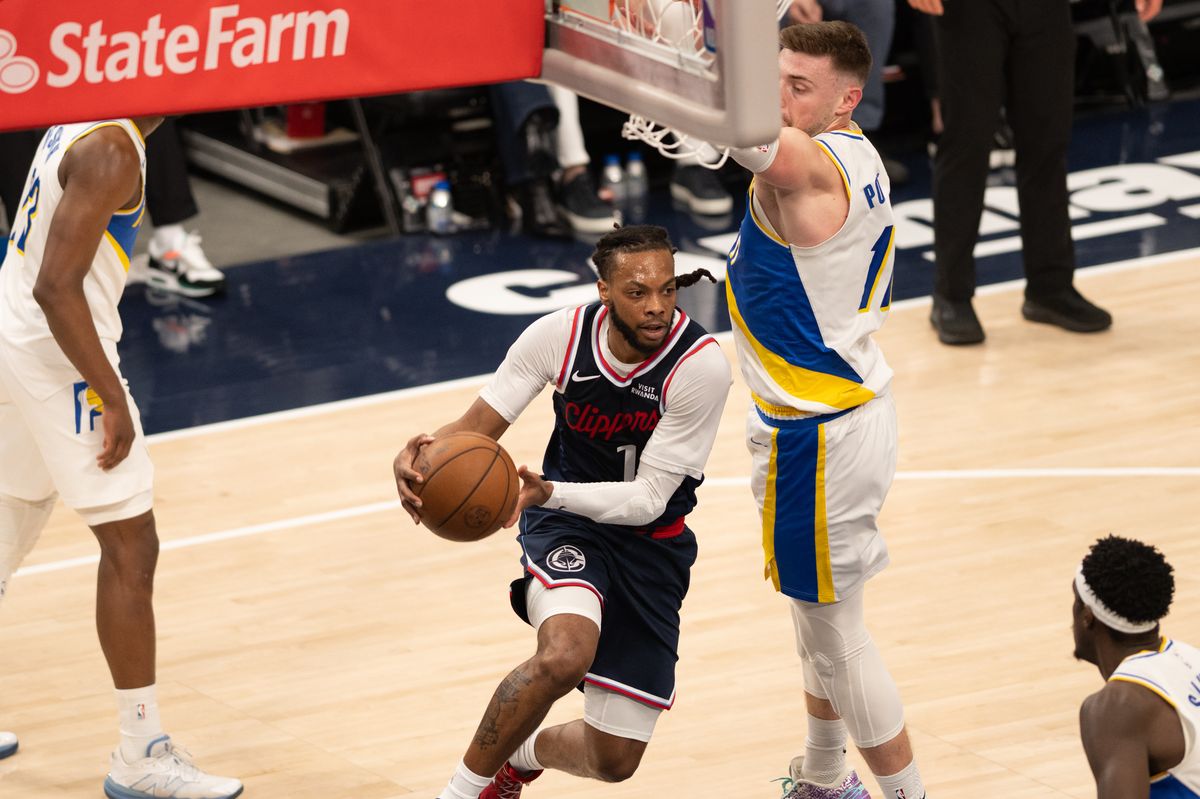 Indiana Pacers guard Darius Garland (10) makes a pass under the rim during an NBA game between the Indiana Pacers and the LA Clippers on Wednesday, March 4, 2026 at Intuit Dome in Inglewood Calif Indiana Pacers guard Darius Garland (10) makes a pass under the rim during an NBA game between the Indiana Pacers and the LA Clippers on Wednesday, March 4, 2026 at Intuit Dome in Inglewood Calif