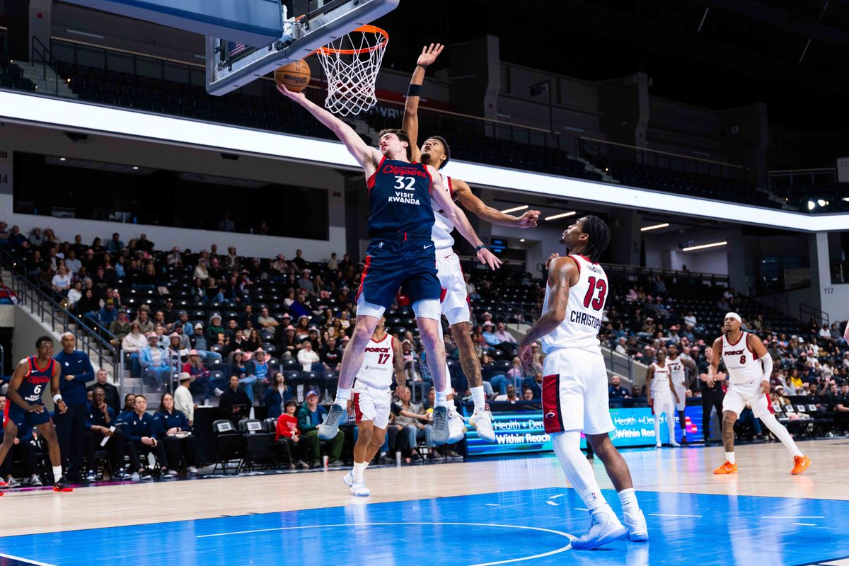 San Diego Clippers forward Zach Freemantle (32) attempts a layup during a NBA G League Basketball game between Sioux Falls and San Diego, Sunday December 28, 2025 at Frontwave Arena in Oceanside, Calif. San Diego Clippers forward Zach Freemantle (32) attempts a layup during a NBA G League Basketball game between Sioux Falls and San Diego, Sunday December 28, 2025 at Frontwave Arena in Oceanside, Calif.
