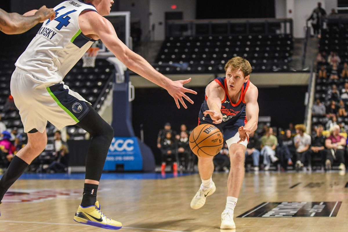 San Diego Clippers Matt Allocco (27) passing the ball during an G-League basketball game against the Iowa Wolves Friday January 9, 2026 in Oceanside, California. San Diego Clippers Matt Allocco (27) passing the ball during an G-League basketball game against the Iowa Wolves Friday January 9, 2026 in Oceanside, California.