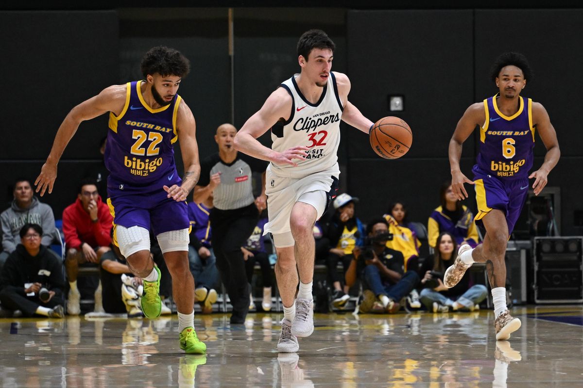 San Diego Clippers Forward Zach Freemantle (32) bring the ball down the court during a G-League basketball game between the South Bay Lakers and San Diego Clippers Wednesday, January 14, 2026 at UCLA Health Training Center in El Segundo, Calif. San Diego Clippers Forward Zach Freemantle (32) bring the ball down the court during a G-League basketball game between the South Bay Lakers and San Diego Clippers Wednesday, January 14, 2026 at UCLA Health Training Center in El Segundo, Calif.