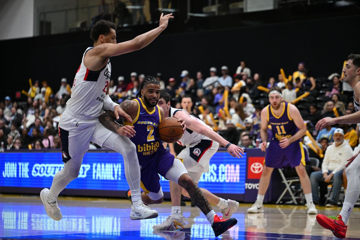 South Bay Lakers guard RJ Davis (2) drives to the basket during a G-League basketball game between the South Bay Lakers and San Diego Clippers Wednesday, January 14, 2026 at UCLA Health Training Center in El Segendo, Calif. South Bay Lakers guard RJ Davis (2) drives to the basket during a G-League basketball game between the South Bay Lakers and San Diego Clippers Wednesday, January 14, 2026 at UCLA Health Training Center in El Segendo, Calif.
