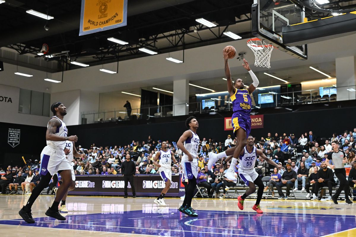 South Bay Lakers guard RJ Davis (2) drives to the basket during a G-League basketball game between the South Bay Lakers and Salt Lake City Stars Saturday, January 31, 2026 at UCLA Health Training Center in El Segundo, Calif. South Bay Lakers guard RJ Davis (2) drives to the basket during a G-League basketball game between the South Bay Lakers and Salt Lake City Stars Saturday, January 31, 2026 at UCLA Health Training Center in El Segundo, Calif.