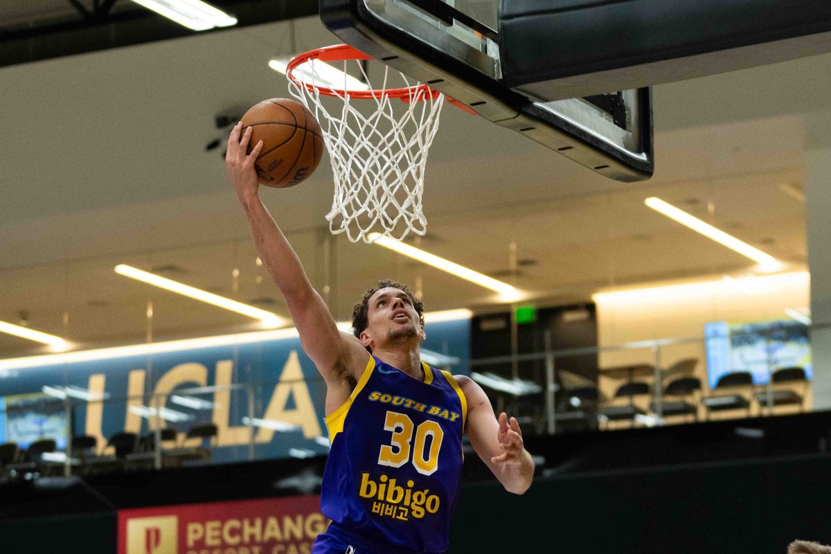 South Bay Lakers guard Chris Manon (30), takes a lay-up during an NBA G-League basketball game against the Stockton Kings, Tuesday March 24th, 2026 in El Segundo California South Bay Lakers guard Chris Manon (30), takes a lay-up during an NBA G-League basketball game against the Stockton Kings, Tuesday March 24th, 2026 in El Segundo California