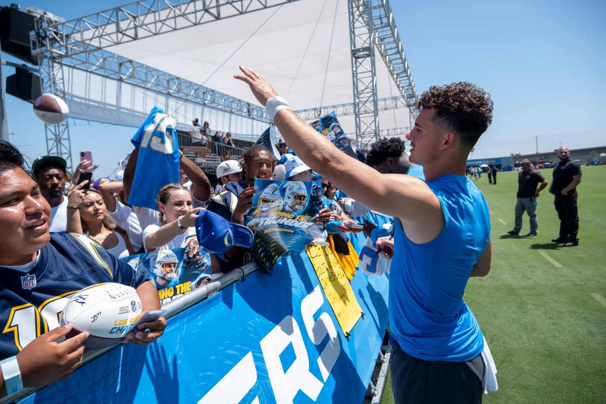 Los Angeles Chargers wide receiver Ladd McConkey (15) signing autographs for fans during Chargers training camp at The Bolt on Monday, July 30th in El Segundo, CA. Los Angeles Chargers wide receiver Ladd McConkey (15) signing autographs for fans during Chargers training camp at The Bolt on Monday, July 30th in El Segundo, CA.