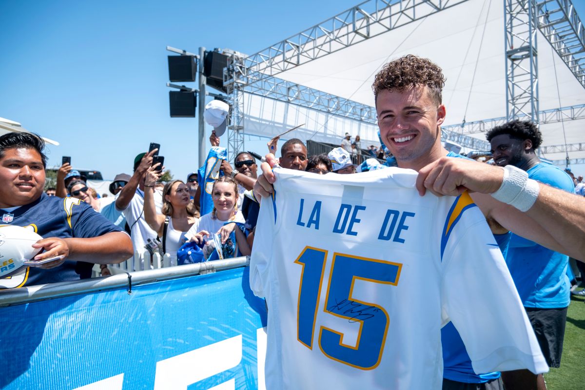 Los Angeles Chargers wide receiver Ladd McConkey (15) signing autographs for fans during Chargers training camp at The Bolt on Monday, July 30th in El Segundo, CA. Los Angeles Chargers wide receiver Ladd McConkey (15) signing autographs for fans during Chargers training camp at The Bolt on Monday, July 30th in El Segundo, CA.