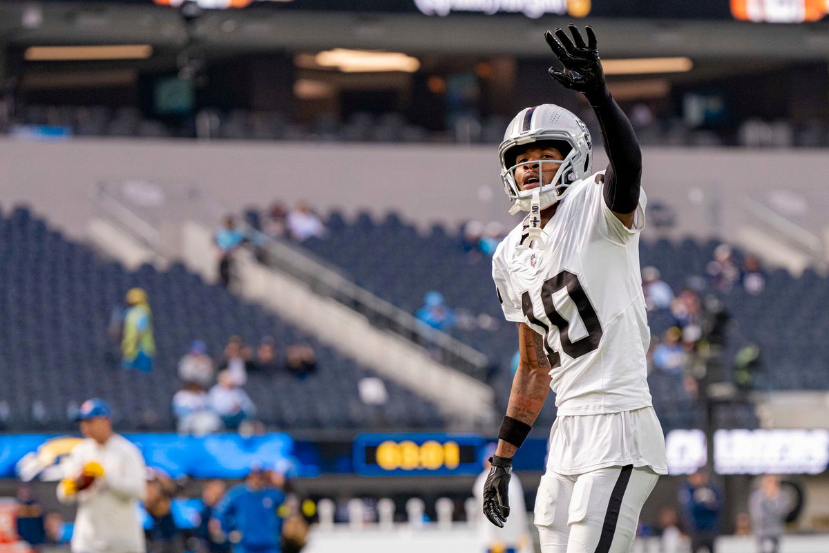 Las Vegas Raiders wide receiver, Dont'e Thornton Jr. (10) waving to fans before an NFL football game against the Los Angeles Chargers on November 30, 2025 in Los Angeles, CA. Las Vegas Raiders wide receiver, Dont'e Thornton Jr. (10) waving to fans before an NFL football game against the Los Angeles Chargers on November 30, 2025 in Los Angeles, CA.