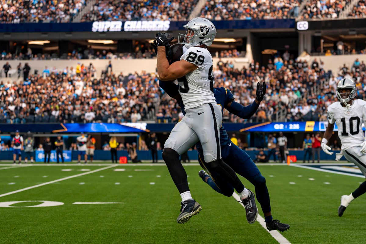 Las Vegas Raiders tight end, Brock Bowers (89) catches a pass during an NFL football game against the Los Angeles Chargers on November 30, 2025 in Los Angeles, CA. Las Vegas Raiders tight end, Brock Bowers (89) catches a pass during an NFL football game against the Los Angeles Chargers on November 30, 2025 in Los Angeles, CA.
