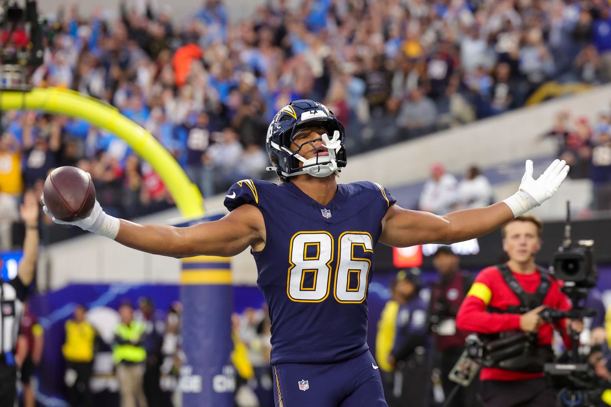 Los Angeles Chargers tight end Oronde Gadsden (86) celebrates after scoring a touchdown during a NFL game against the Houston Texans on December 027, 2025 at Sofi Stadium in Inglewood, CA. Los Angeles Chargers tight end Oronde Gadsden (86) celebrates after scoring a touchdown during a NFL game against the Houston Texans on December 027, 2025 at Sofi Stadium in Inglewood, CA.