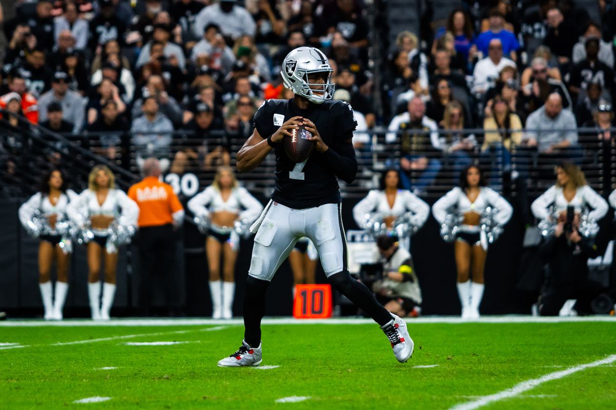 Las Vegas Raiders quarterback Geno Smith (7) looks to throw the ball during a NFL game between the Las Vegas Raiders and the Cleveland Browns, Sunday November 23, 2025 in Las Vegas, Nev. Las Vegas Raiders quarterback Geno Smith (7) looks to throw the ball during a NFL game between the Las Vegas Raiders and the Cleveland Browns, Sunday November 23, 2025 in Las Vegas, Nev.