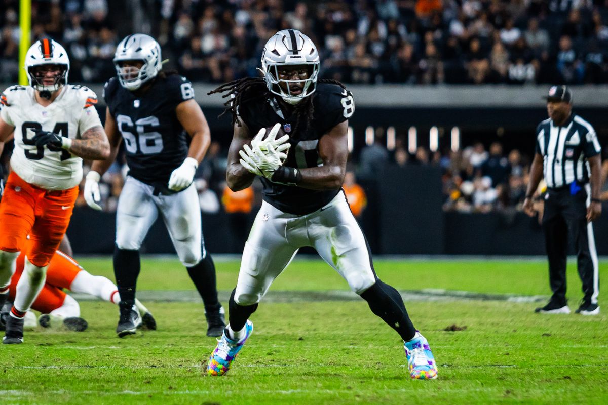 Las Vegas Raiders tight-end Ian Thomas (80) makes a reception during a NFL game between the Las Vegas Raiders and the Cleveland Browns, Sunday November 23, 2025 in Las Vegas, Nev. Las Vegas Raiders tight-end Ian Thomas (80) makes a reception during a NFL game between the Las Vegas Raiders and the Cleveland Browns, Sunday November 23, 2025 in Las Vegas, Nev.