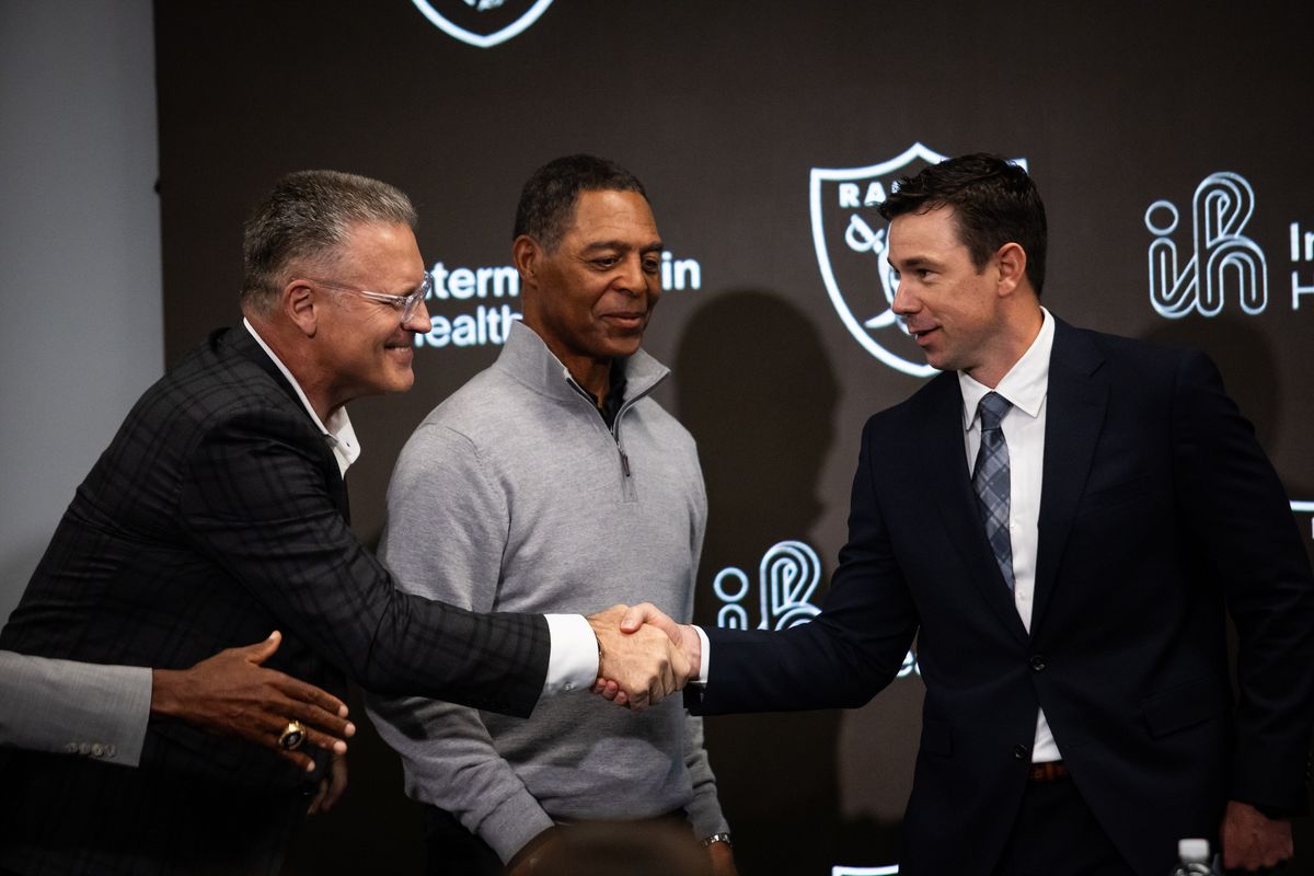Former Las Vegas Raiders defensive end Howie Long shakes the hand of the newly hired head coach Klint Kubiak during a press conference, Tuesday February 10, 2026 in Henderson, Nev. Former Las Vegas Raiders defensive end Howie Long shakes the hand of the newly hired head coach Klint Kubiak during a press conference, Tuesday February 10, 2026 in Henderson, Nev.