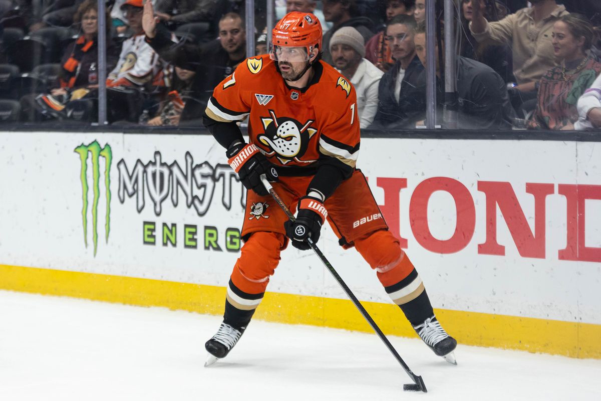 Anaheim Ducks L Alex Killorn (17) looks to pass the puck during an NHL game against the Ottawa Senators on November 20, 2025 in Anaheim, Calif. Anaheim Ducks L Alex Killorn (17) looks to pass the puck during an NHL game against the Ottawa Senators on November 20, 2025 in Anaheim, Calif.