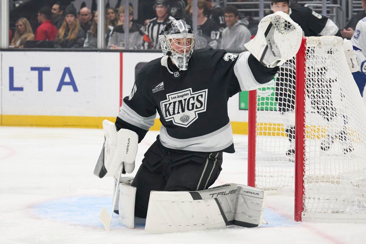 Los Angeles Kings goaltender Darcy Kuemper (35) reaches for a save against the Lightning at the Crypto Arena on January 1st, 2026 in Los Angeles California. Los Angeles Kings goaltender Darcy Kuemper (35) reaches for a save against the Lightning at the Crypto Arena on January 1st, 2026 in Los Angeles California.