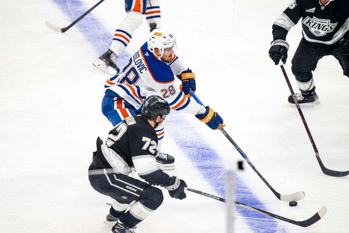Edmonton Oilers center Jack Roslovic (28) assisting a goal during an NHL hockey game against the Los Angeles Kings on February 26th, 2026 in Los Angeles, CA. Edmonton Oilers center Jack Roslovic (28) assisting a goal during an NHL hockey game against the Los Angeles Kings on February 26th, 2026 in Los Angeles, CA.