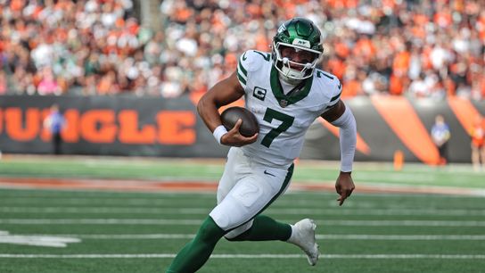 Caption: Oct 26, 2025; Cincinnati, Ohio, USA; New York Jets quarterback Justin Fields (7) runs with the ball during the fourth quarter against the Cincinnati Bengals at Paycor Stadium. Caption: Oct 26, 2025; Cincinnati, Ohio, USA; New York Jets quarterback Justin Fields (7) runs with the ball during the fourth quarter against the Cincinnati Bengals at Paycor Stadium.