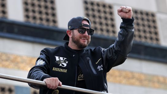 Dodgers extend Max Muncy through 2027 with club option for 2028 taken in Los Angeles (Los Angeles Dodgers)