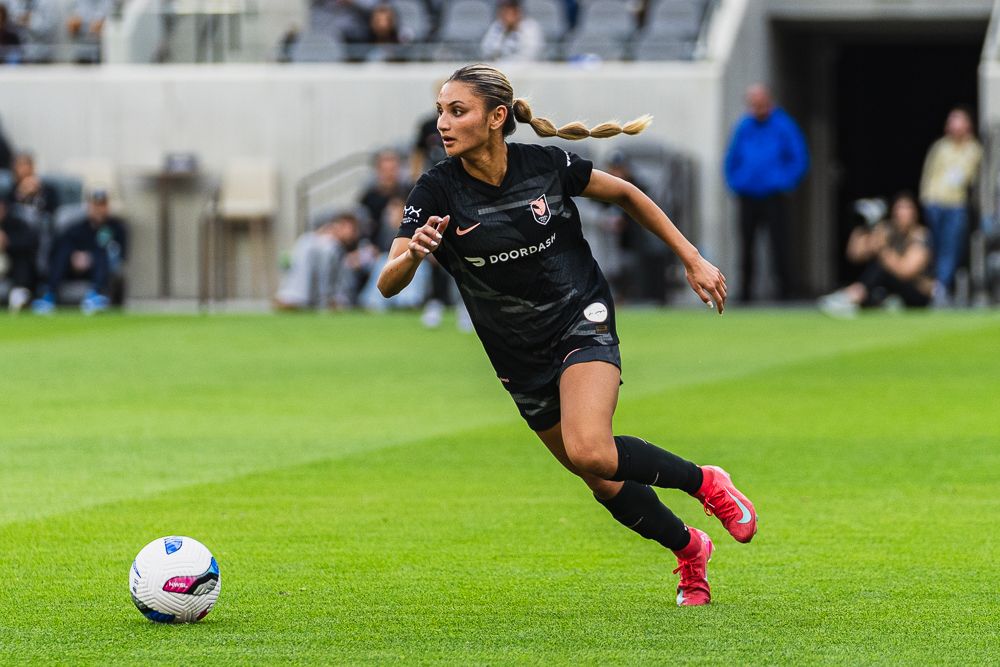 Angel City FC defender Giselle Thompson (20) moving the ball up the field at a NWSL game against the Seattle Reign on Sunday March 30th, 2025 in Los Angeles, California. Angel City FC defender Giselle Thompson (20) moving the ball up the field at a NWSL game against the Seattle Reign on Sunday March 30th, 2025 in Los Angeles, California.