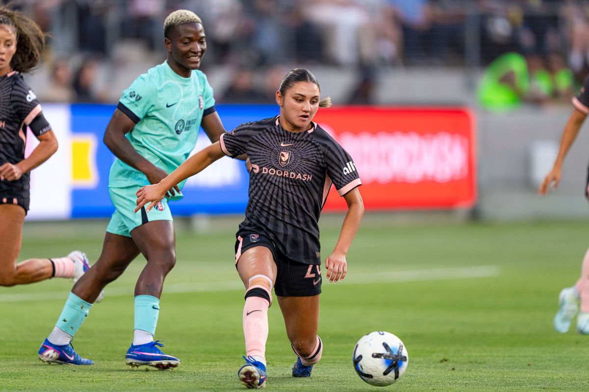 Angel City FC defender Gisele Thompson (20) dribbling through defenders during an NWSL game against the Kansas City Current on Wednesday May 20th, 2026 in Los Angeles, California. Angel City FC defender Gisele Thompson (20) dribbling through defenders during an NWSL game against the Kansas City Current on Wednesday May 20th, 2026 in Los Angeles, California.