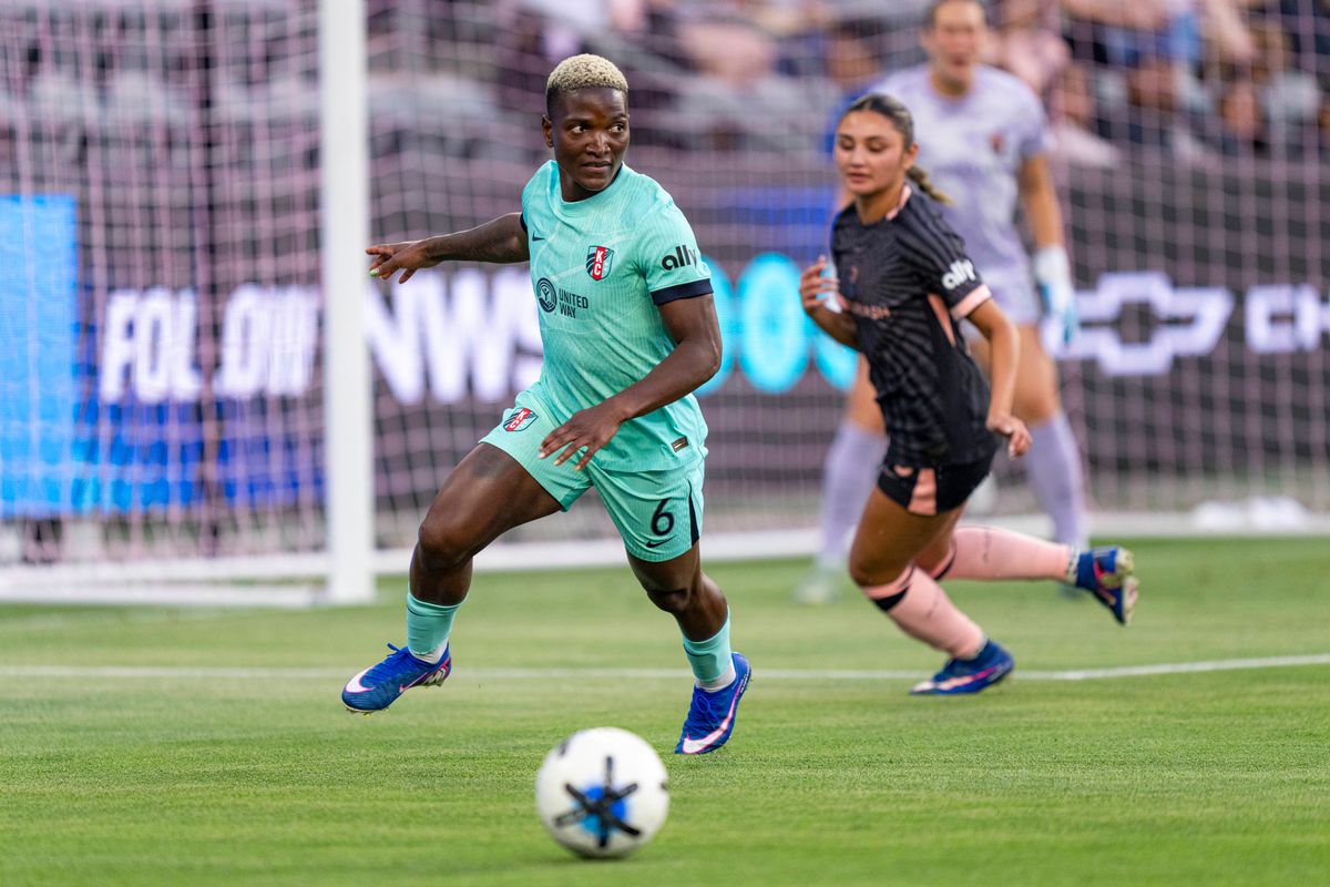 Kansas City Current forward Temwa Chawinga (6) chasing the ball during an NWSL game against Angel City FC on Wednesday May 20th, 2026 in Los Angeles, California. Kansas City Current forward Temwa Chawinga (6) chasing the ball during an NWSL game against Angel City FC on Wednesday May 20th, 2026 in Los Angeles, California.