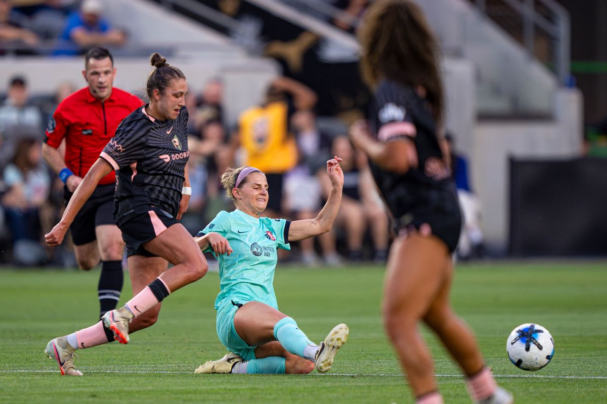 Kansas City Current midfielder Bayley Feist (22) making a tackle during an NWSL game against Angel City FC on Wednesday May 20th, 2026 in Los Angeles, California. Kansas City Current midfielder Bayley Feist (22) making a tackle during an NWSL game against Angel City FC on Wednesday May 20th, 2026 in Los Angeles, California.