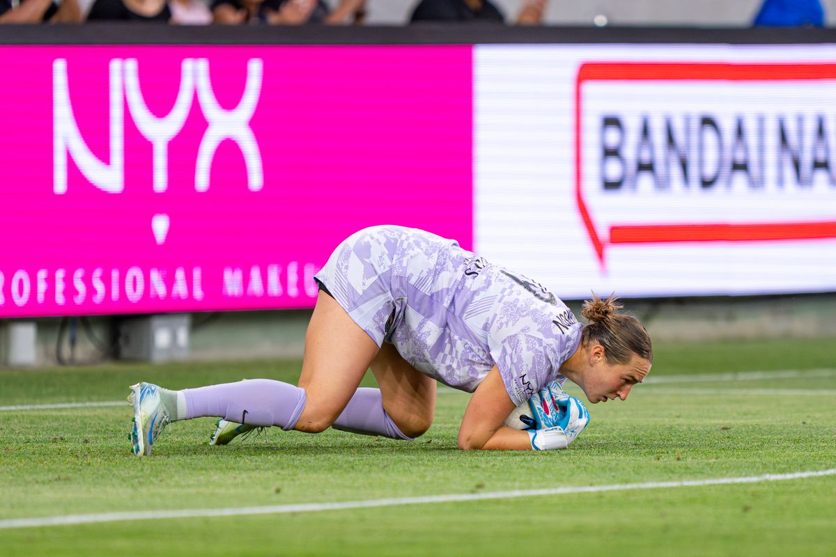 Angel City FC goalkeeper Angela Anderson (19) saving a shot on goal during an NWSL game against the Kansas City Current on Wednesday May 20th, 2026 in Los Angeles, California. Angel City FC goalkeeper Angela Anderson (19) saving a shot on goal during an NWSL game against the Kansas City Current on Wednesday May 20th, 2026 in Los Angeles, California.