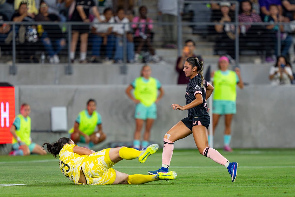 Kansas City Current goalkeeper Marisa Jordan (1) sliding forward, catching the ball during an NWSL game against Angel City FC on Wednesday May 20th, 2026 in Los Angeles, California. Kansas City Current goalkeeper Marisa Jordan (1) sliding forward, catching the ball during an NWSL game against Angel City FC on Wednesday May 20th, 2026 in Los Angeles, California.