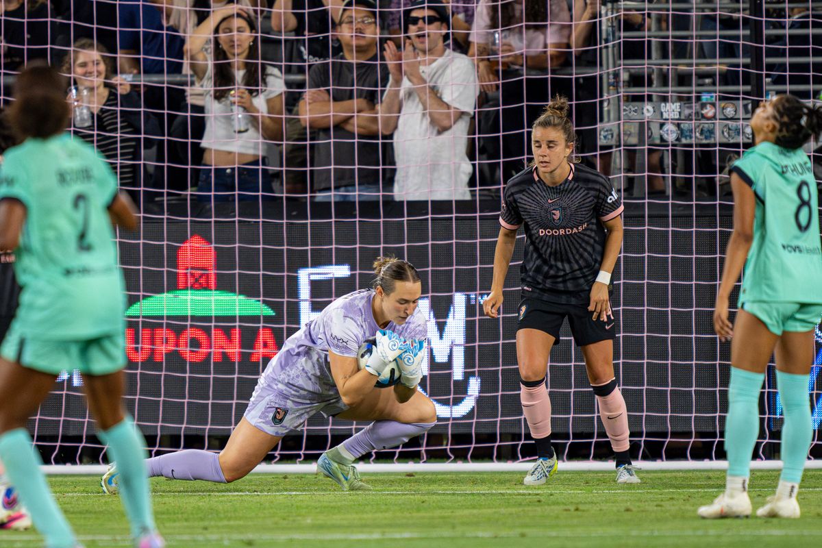 Angel City FC goalkeeper Angela Anderson (19) saving a shot on goal during an NWSL game against the Kansas City Current on Wednesday May 20th, 2026 in Los Angeles, California. Angel City FC goalkeeper Angela Anderson (19) saving a shot on goal during an NWSL game against the Kansas City Current on Wednesday May 20th, 2026 in Los Angeles, California.