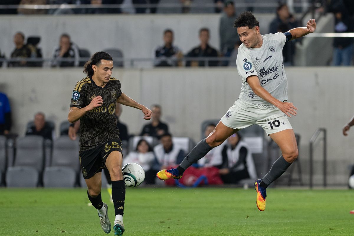 Real Espana midfielder Jhow Benavidez (10) leaps to catch a ball during a CONCACAF game between LAFC and Real Espana on Friday, February 24,2026 at BMO Stadium in Los Angeles Calif Real Espana midfielder Jhow Benavidez (10) leaps to catch a ball during a CONCACAF game between LAFC and Real Espana on Friday, February 24,2026 at BMO Stadium in Los Angeles Calif